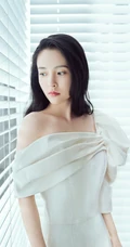 吴倩气质冷艳露半肩连衣短裙写真图片