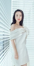 吴倩气质冷艳露半肩连衣短裙写真图片