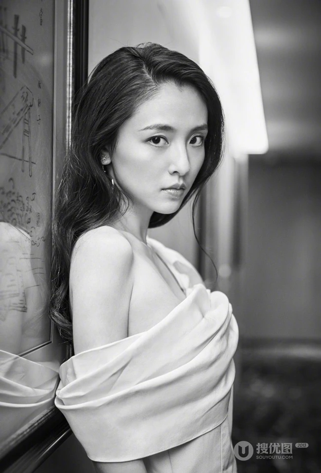 吴倩气质冷艳露半肩连衣短裙写真图片
