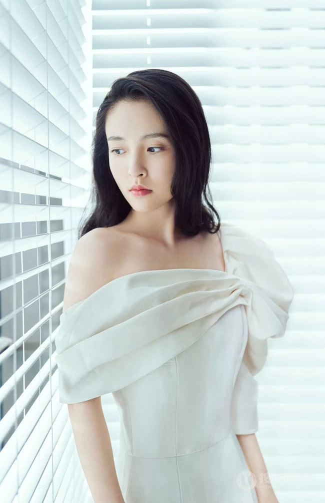 吴倩气质冷艳露半肩连衣短裙写真图片
