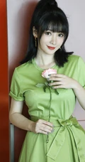 柳岩微博晒绿色长裙居家美照，手拿玫瑰妩媚动人
