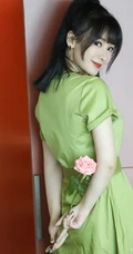 柳岩微博晒绿色长裙居家美照，手拿玫瑰妩媚动人