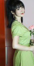 柳岩微博晒绿色长裙居家美照，手拿玫瑰妩媚动人