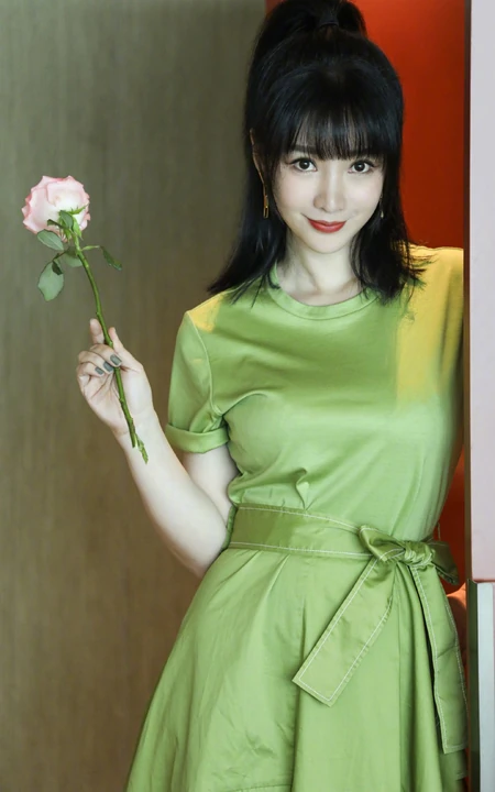 柳岩微博晒绿色长裙居家美照，手拿玫瑰妩媚动人