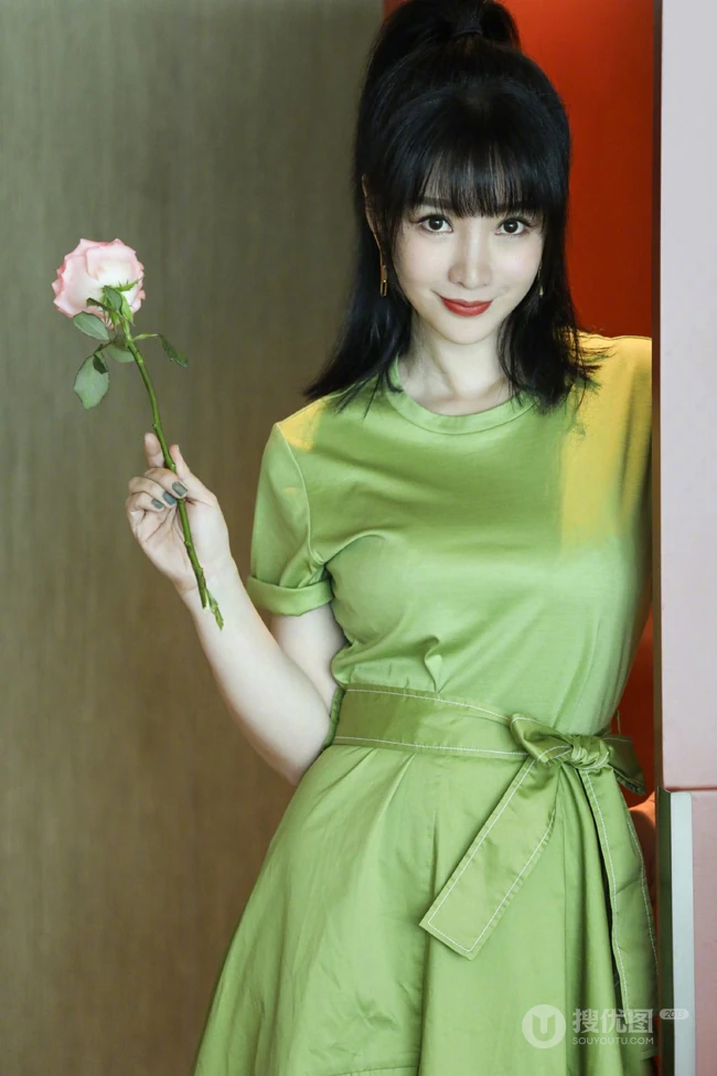 柳岩微博晒绿色长裙居家美照，手拿玫瑰妩媚动人