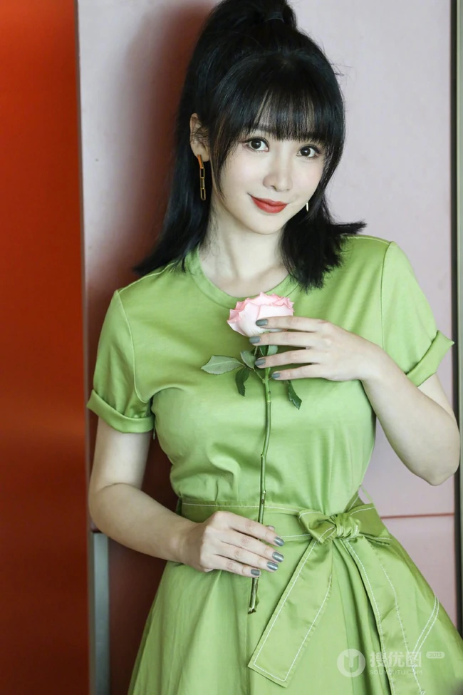 柳岩微博晒绿色长裙居家美照，手拿玫瑰妩媚动人