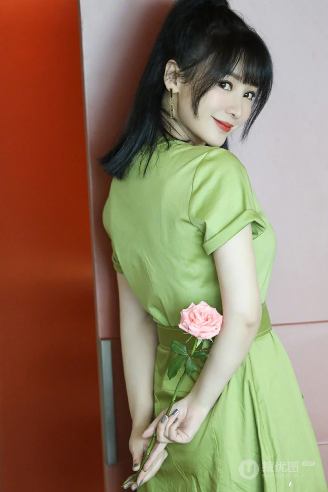 柳岩微博晒绿色长裙居家美照，手拿玫瑰妩媚动人