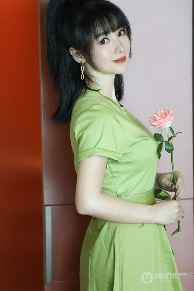 柳岩微博晒绿色长裙居家美照，手拿玫瑰妩媚动人
