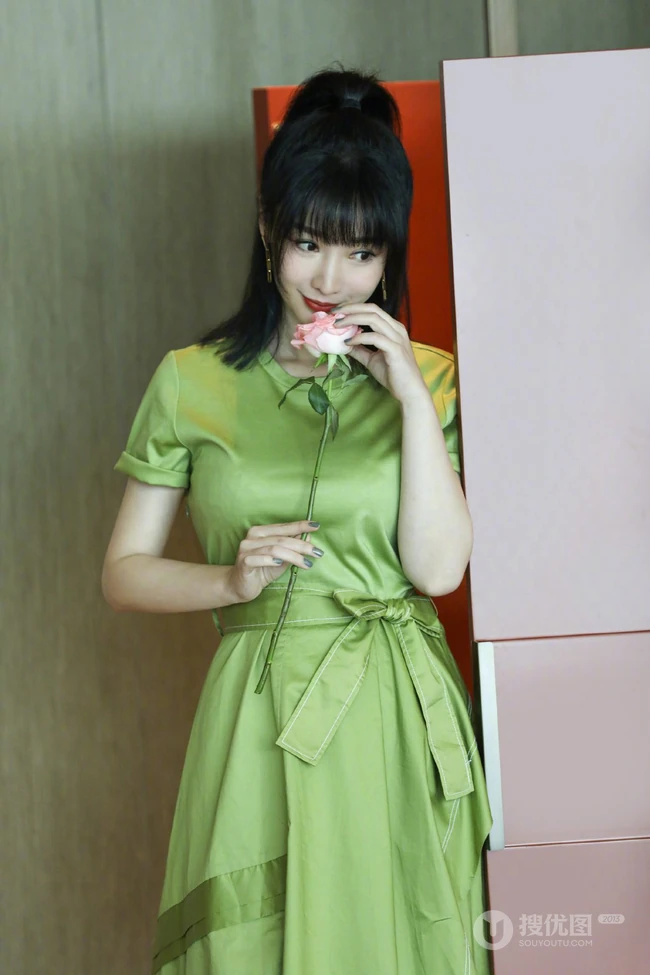柳岩微博晒绿色长裙居家美照，手拿玫瑰妩媚动人