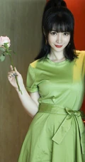 柳岩微博晒绿色长裙居家美照，手拿玫瑰妩媚动人