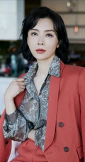陈数微博晒身披红色西装静坐写真，尽显成知性人优雅魅力