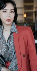 陈数微博晒身披红色西装静坐写真，尽显成知性人优雅魅力