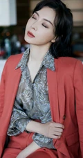 陈数微博晒身披红色西装静坐写真，尽显成知性人优雅魅力