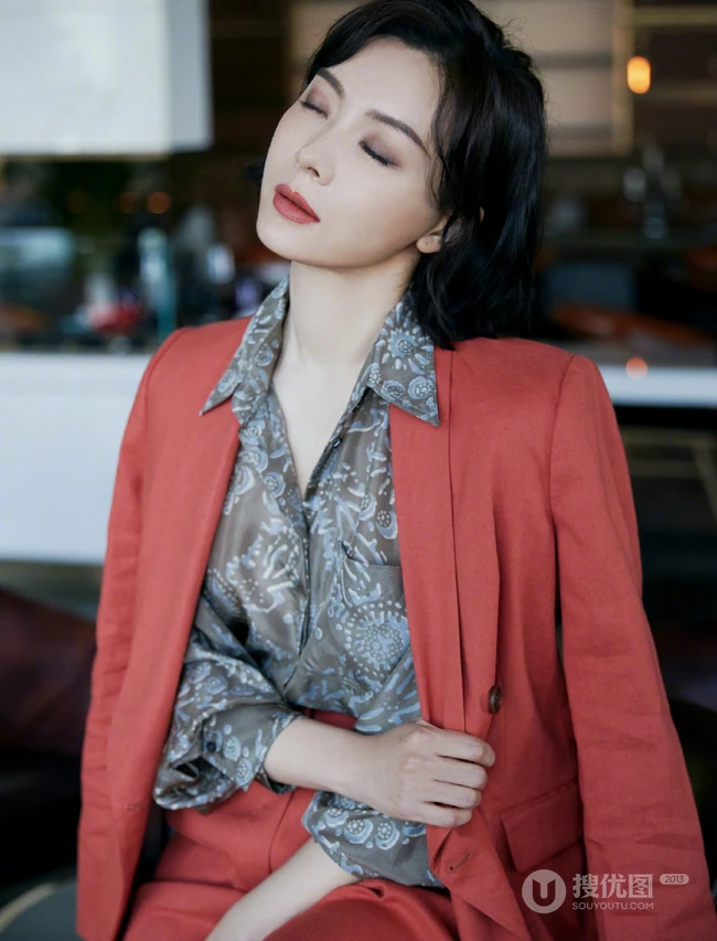 陈数微博晒身披红色西装静坐写真，尽显成知性人优雅魅力