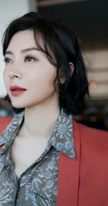 陈数微博晒身披红色西装静坐写真，尽显成知性人优雅魅力