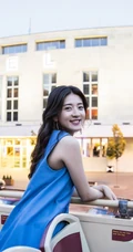 梁洁工作室晒旅拍写真，双层巴士上，享受微风拂面的美好