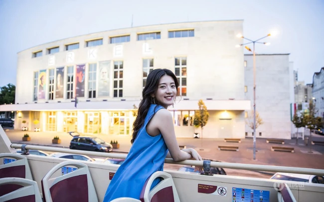 梁洁工作室晒旅拍写真，双层巴士上，享受微风拂面的美好