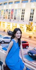 梁洁工作室晒旅拍写真，双层巴士上，享受微风拂面的美好