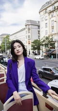 梁洁工作室晒旅拍写真，双层巴士上，享受微风拂面的美好