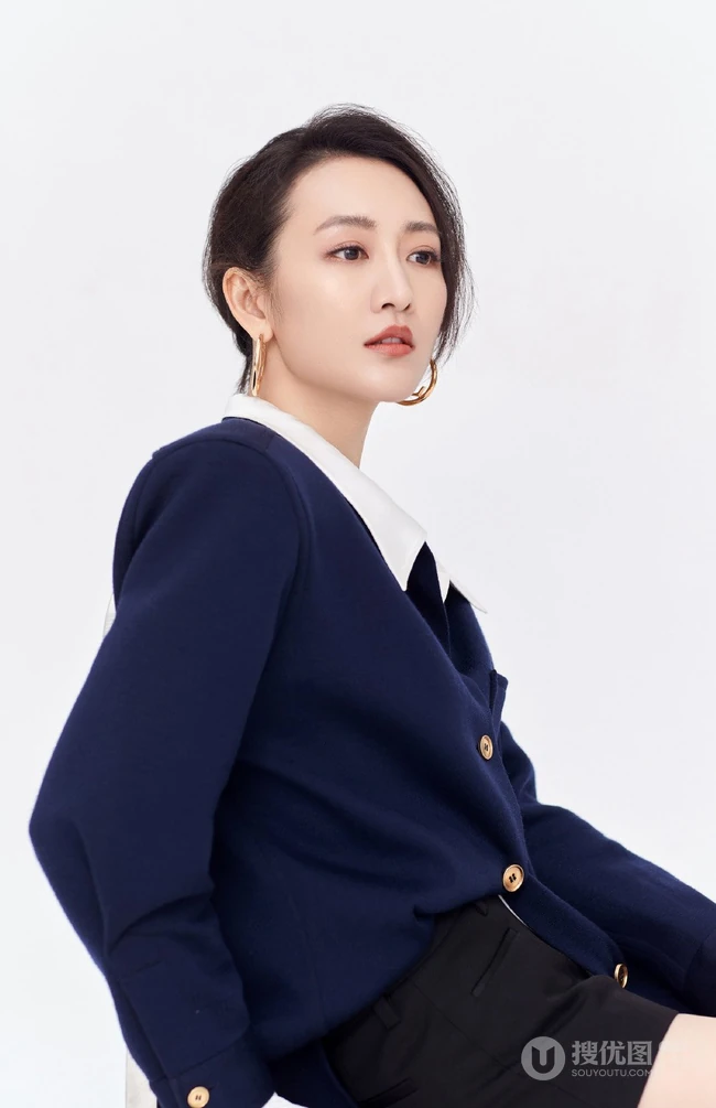 王鸥短裤高筒靴大秀线条感酷飒写真美照