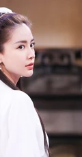 angelababy手执淑女剑，身穿古装白衣，惊鸿如初美照