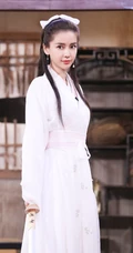 angelababy手执淑女剑，身穿古装白衣，惊鸿如初美照