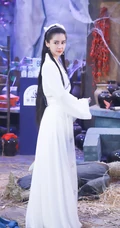 angelababy手执淑女剑，身穿古装白衣，惊鸿如初美照