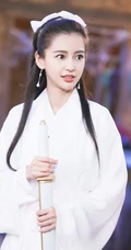 angelababy手执淑女剑，身穿古装白衣，惊鸿如初美照