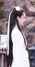 angelababy手执淑女剑，身穿古装白衣，惊鸿如初美照