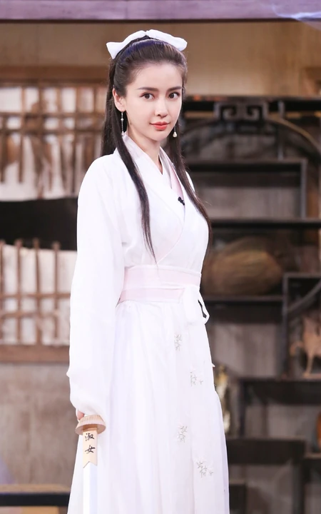 angelababy手执淑女剑，身穿古装白衣，惊鸿如初美照