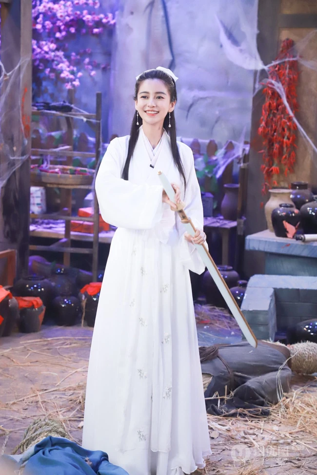 angelababy手执淑女剑，身穿古装白衣，惊鸿如初美照