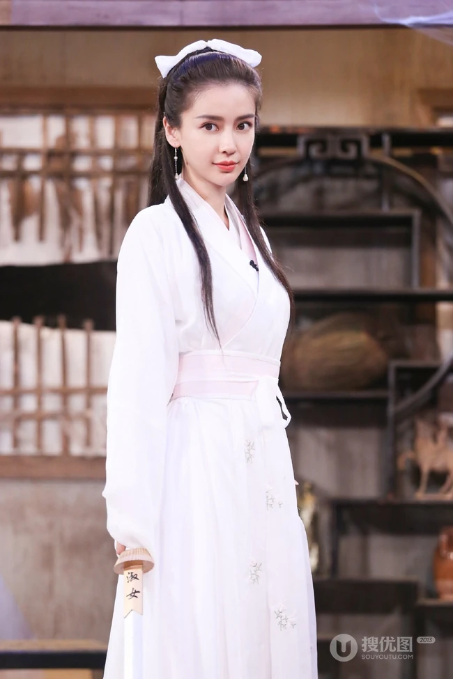 angelababy手执淑女剑，身穿古装白衣，惊鸿如初美照