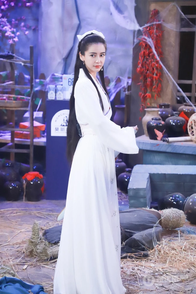 angelababy手执淑女剑，身穿古装白衣，惊鸿如初美照