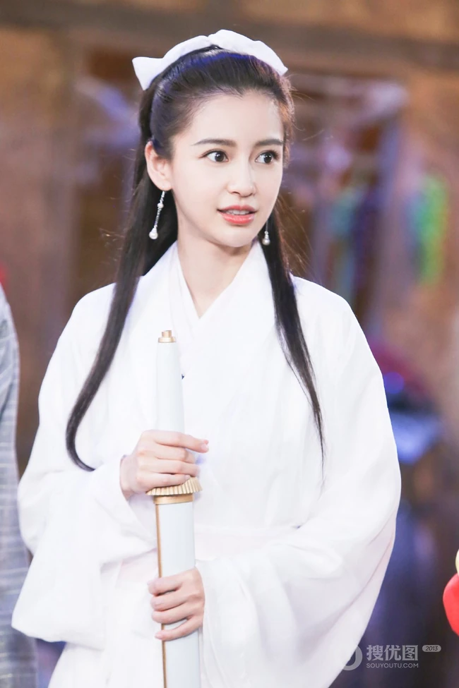 angelababy手执淑女剑，身穿古装白衣，惊鸿如初美照