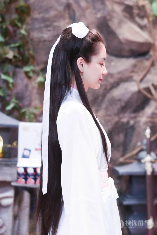 angelababy手执淑女剑，身穿古装白衣，惊鸿如初美照