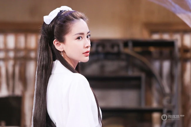angelababy手执淑女剑，身穿古装白衣，惊鸿如初美照