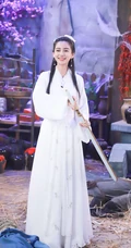 angelababy手执淑女剑，身穿古装白衣，惊鸿如初美照