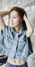 白冰气质短款装牛仔短衣套装美照，大秀完美腹肌纤细线条