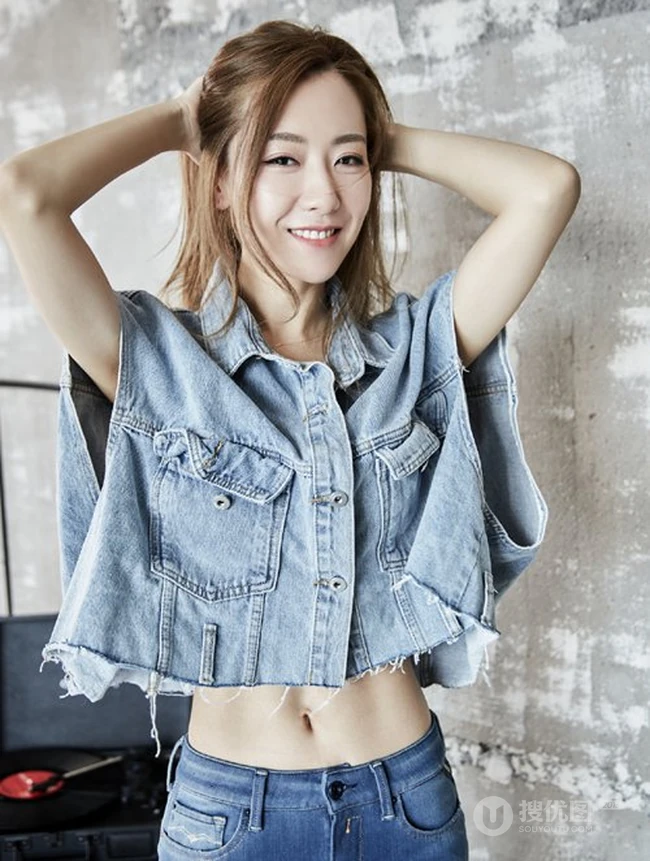 白冰气质短款装牛仔短衣套装美照，大秀完美腹肌纤细线条