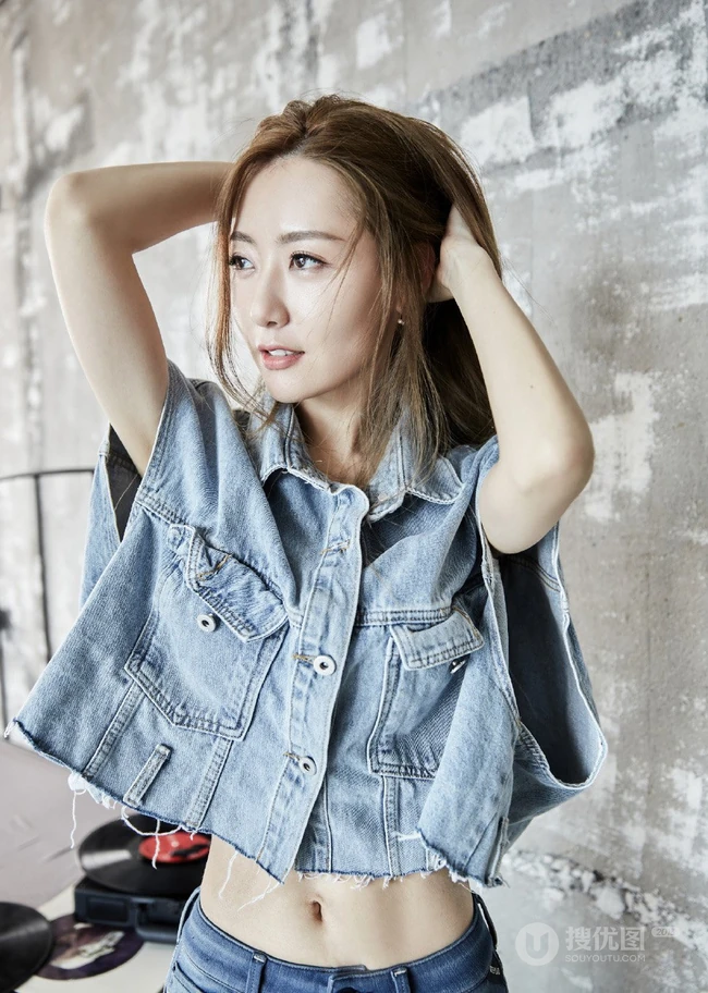 白冰气质短款装牛仔短衣套装美照，大秀完美腹肌纤细线条