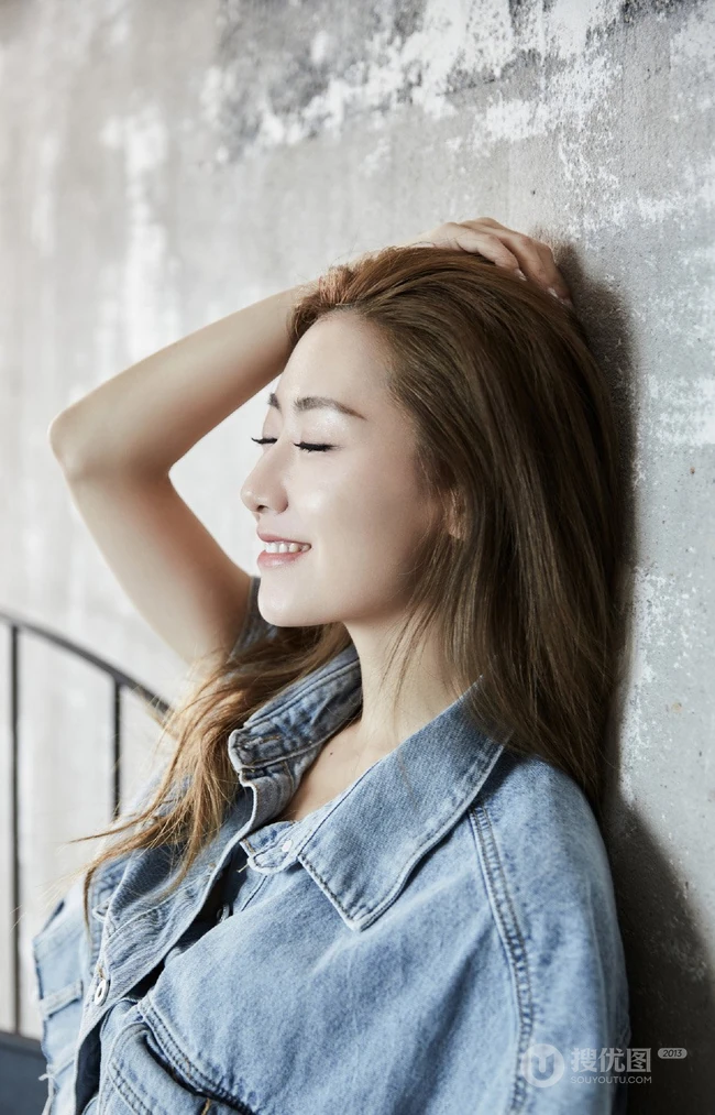 白冰气质短款装牛仔短衣套装美照，大秀完美腹肌纤细线条