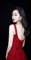 宋轶超美露背装肩带红裙气质写真图片