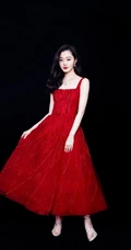 宋轶超美露背装肩带红裙气质写真图片