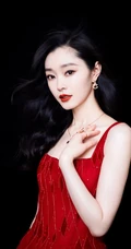 宋轶超美露背装肩带红裙气质写真图片