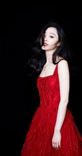 宋轶超美露背装肩带红裙气质写真图片