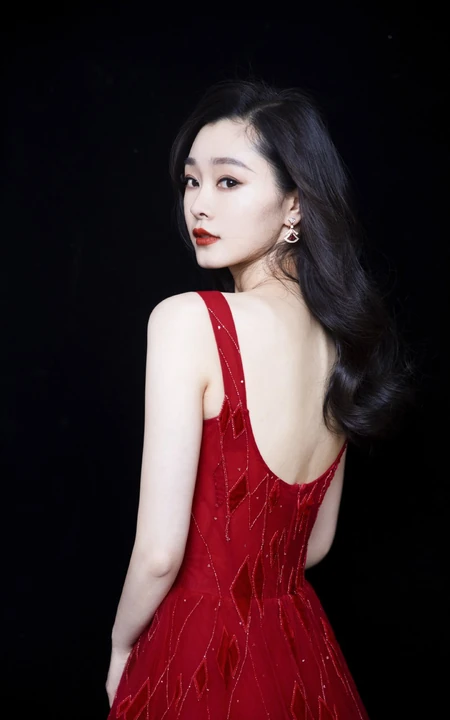 宋轶超美露背装肩带红裙气质写真图片