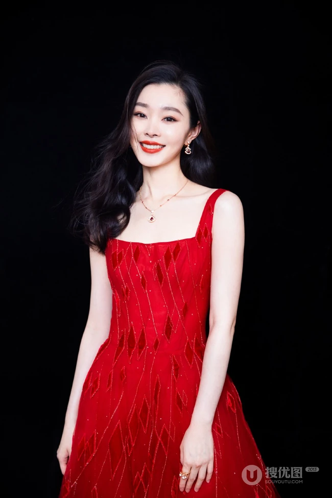 宋轶超美露背装肩带红裙气质写真图片