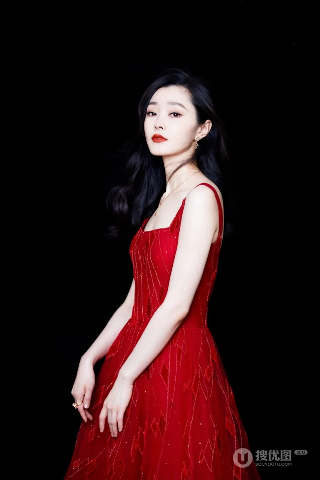 宋轶超美露背装肩带红裙气质写真图片
