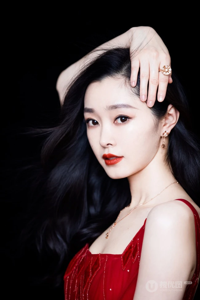 宋轶超美露背装肩带红裙气质写真图片