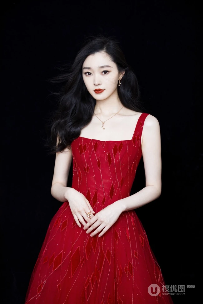 宋轶超美露背装肩带红裙气质写真图片